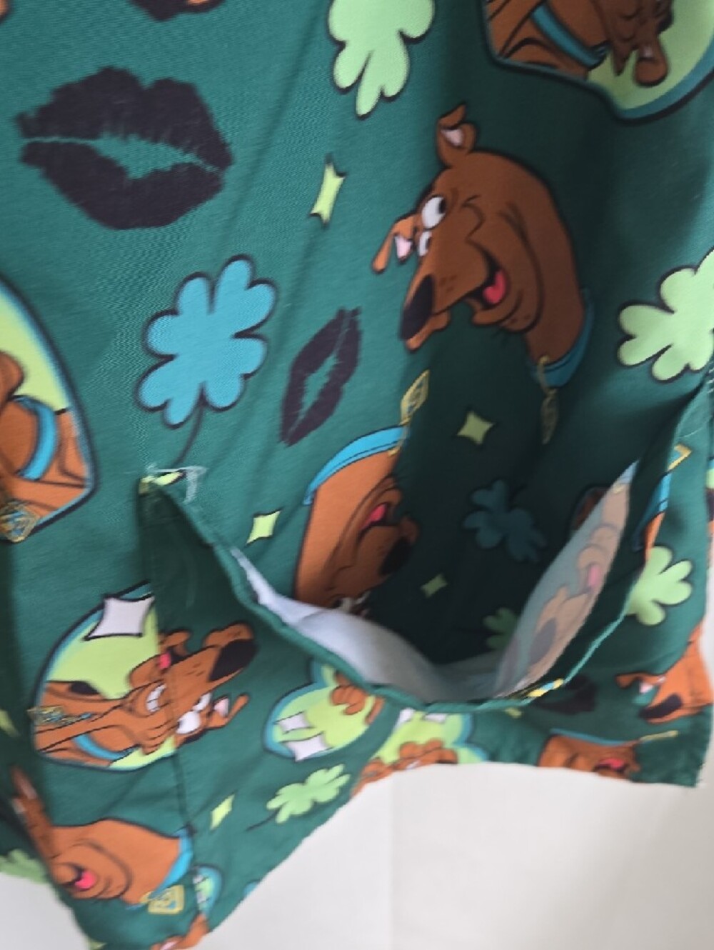 Scooby Doo Character V-Neck Short Sleeve Top with Pockets - Picture 7 of 11